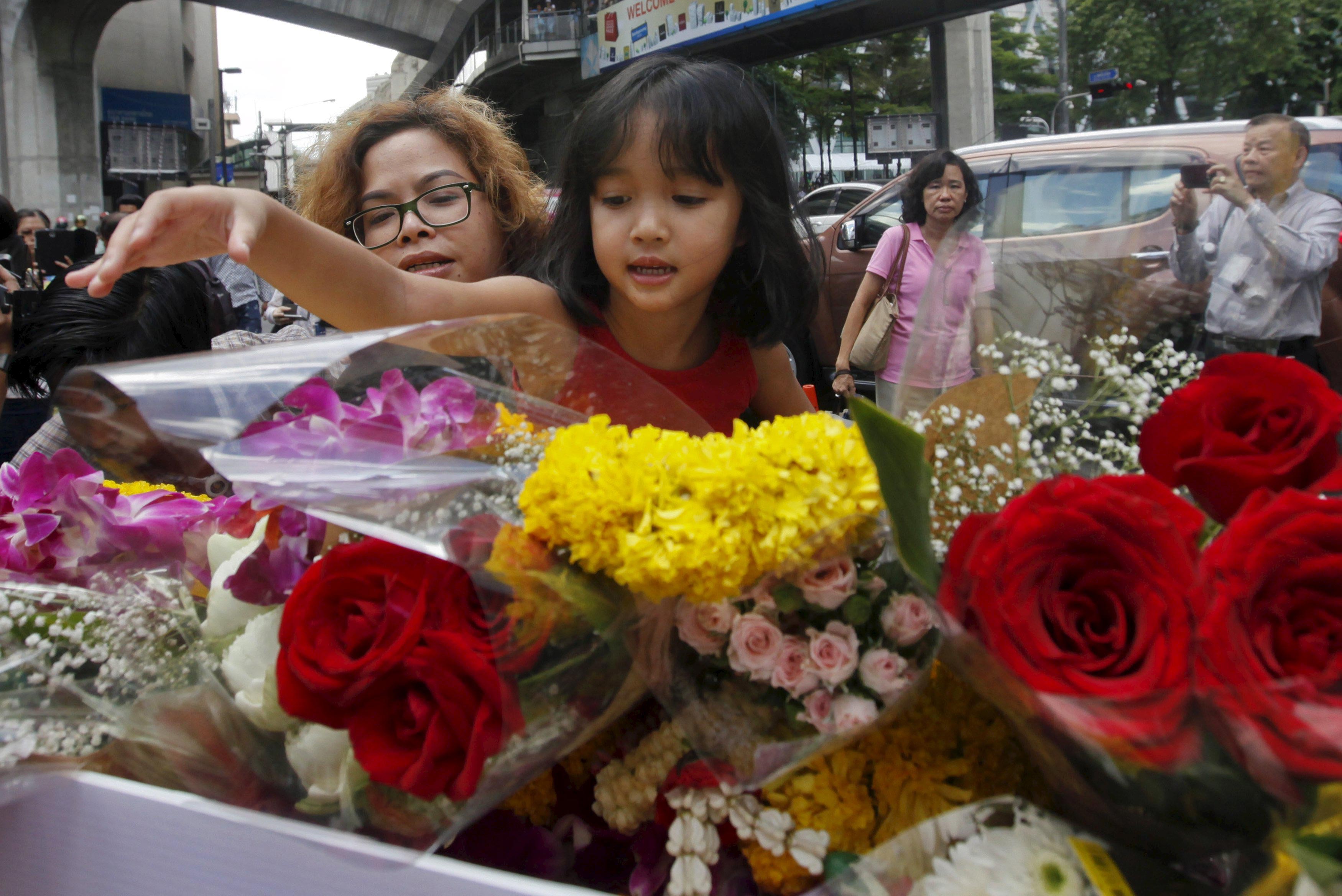 Người d&acirc;n đặt hoa tưởng niệm c&aacute;c nạn nh&acirc;n tại đền Erawan h&ocirc;m 19-8. Ảnh: REUTERS