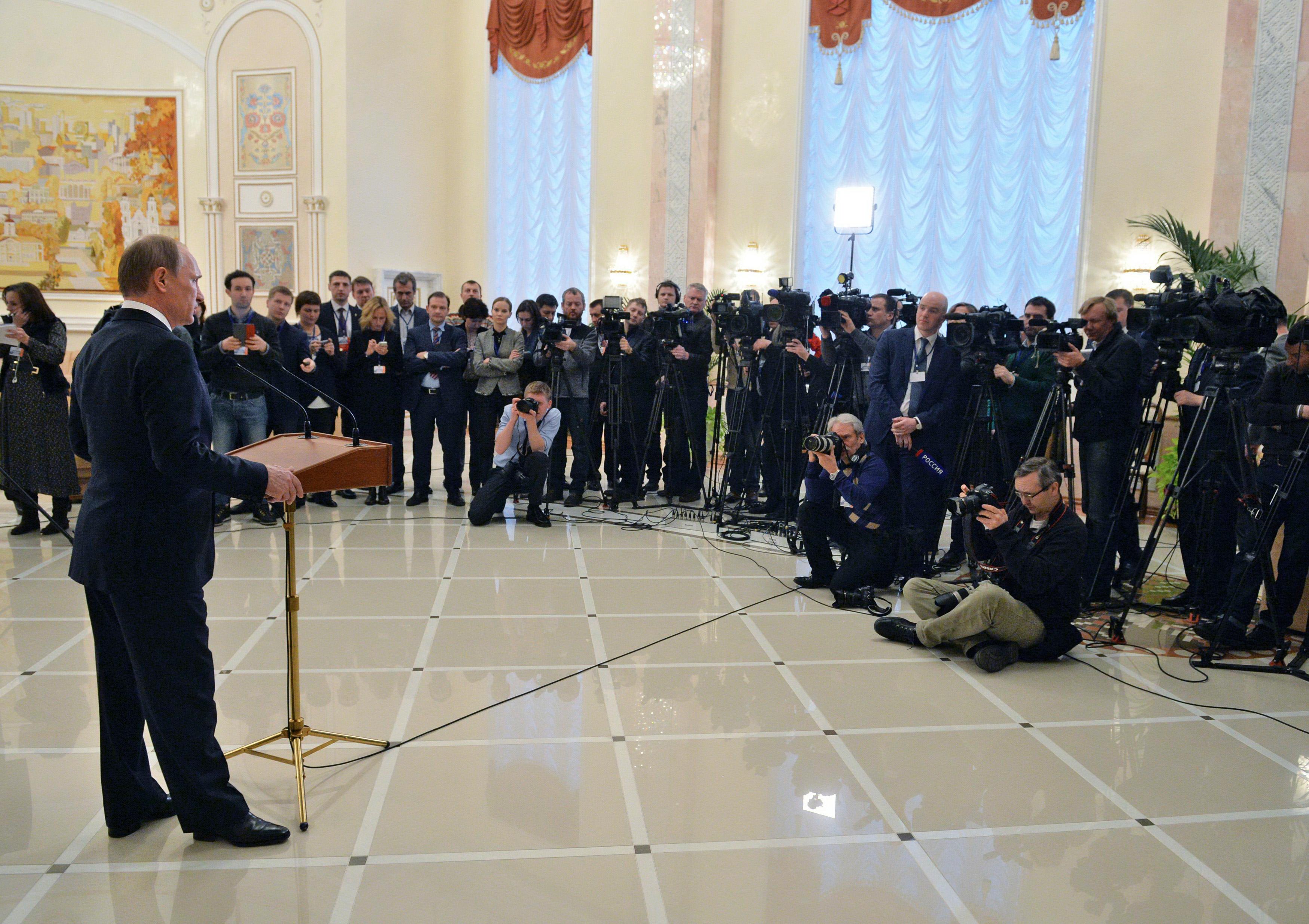Tổng thống Nga Vladimir Putin gặp gỡ báo giới sau cuộc đàm phán 4 bên ở Minsk ngày 12-2 Ảnh: REUTERS