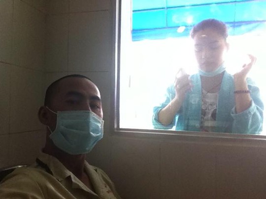 Vợ Duy Nh&acirc;n nh&igrave;n chồng qua tấm k&iacute;nh cửa ph&ograve;ng c&aacute;ch ly