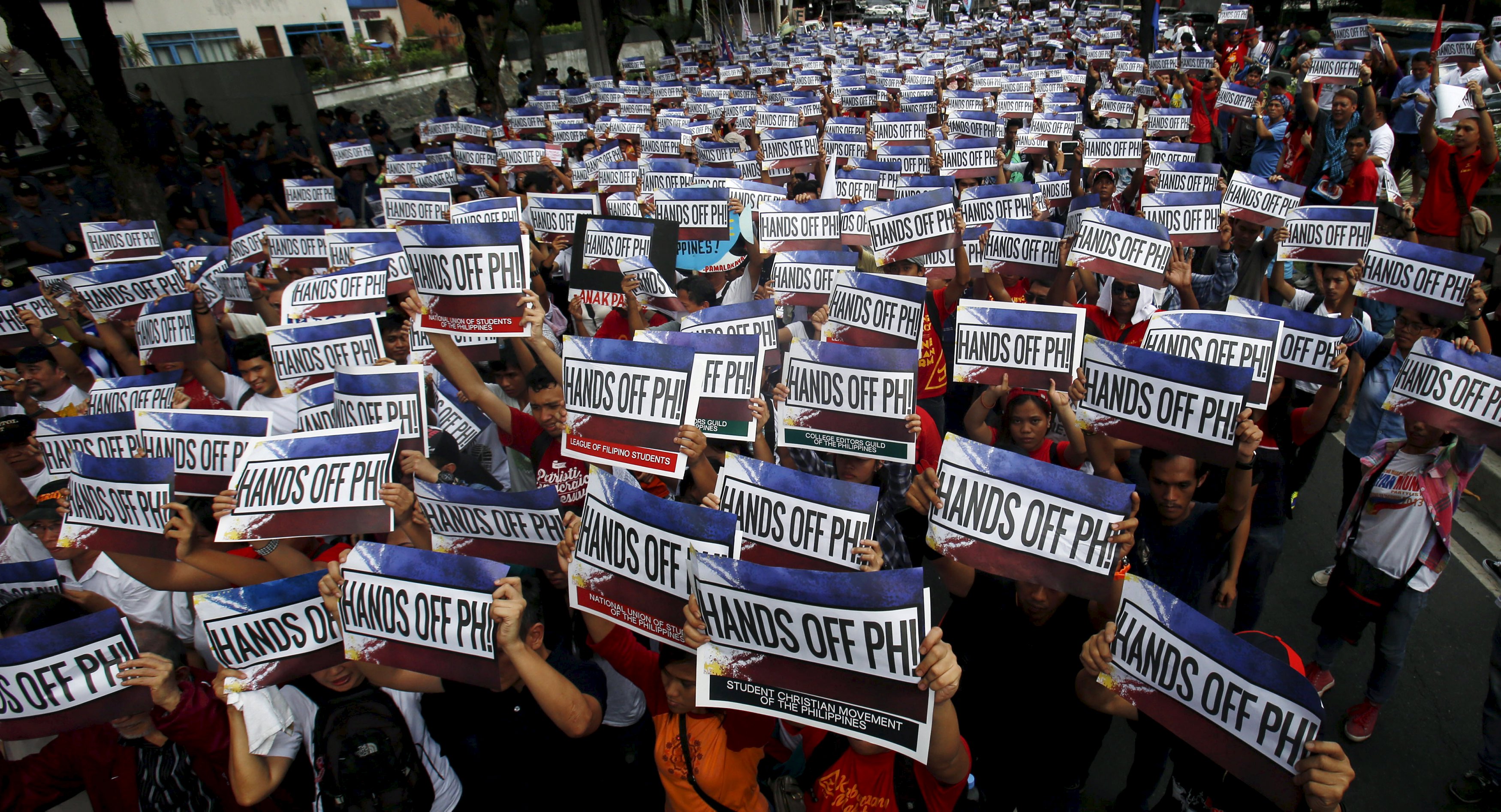 Người d&acirc;n Philippines tuần h&agrave;nh phản đối tham vọng độc chiếm biển Đ&ocirc;ng của Trung Quốc v&agrave;o cuối tuần rồi Ảnh: Reuters