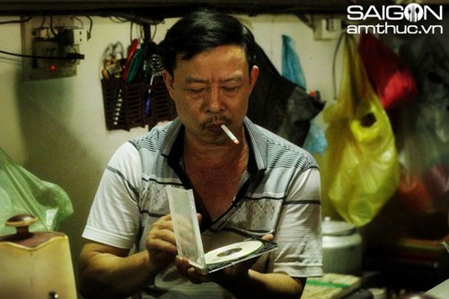 Ly kỳ quán cà phê bọt được phụ nữ mê mẩn ở chợ Vinh
