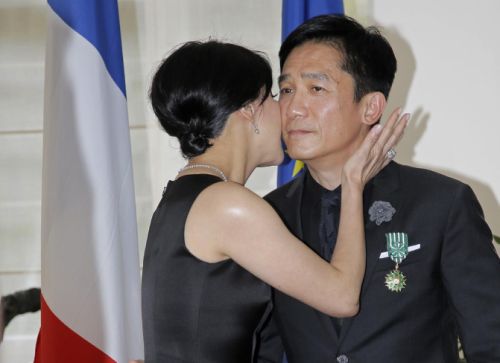 Nhận nụ hôn chúc mừng từ vợ