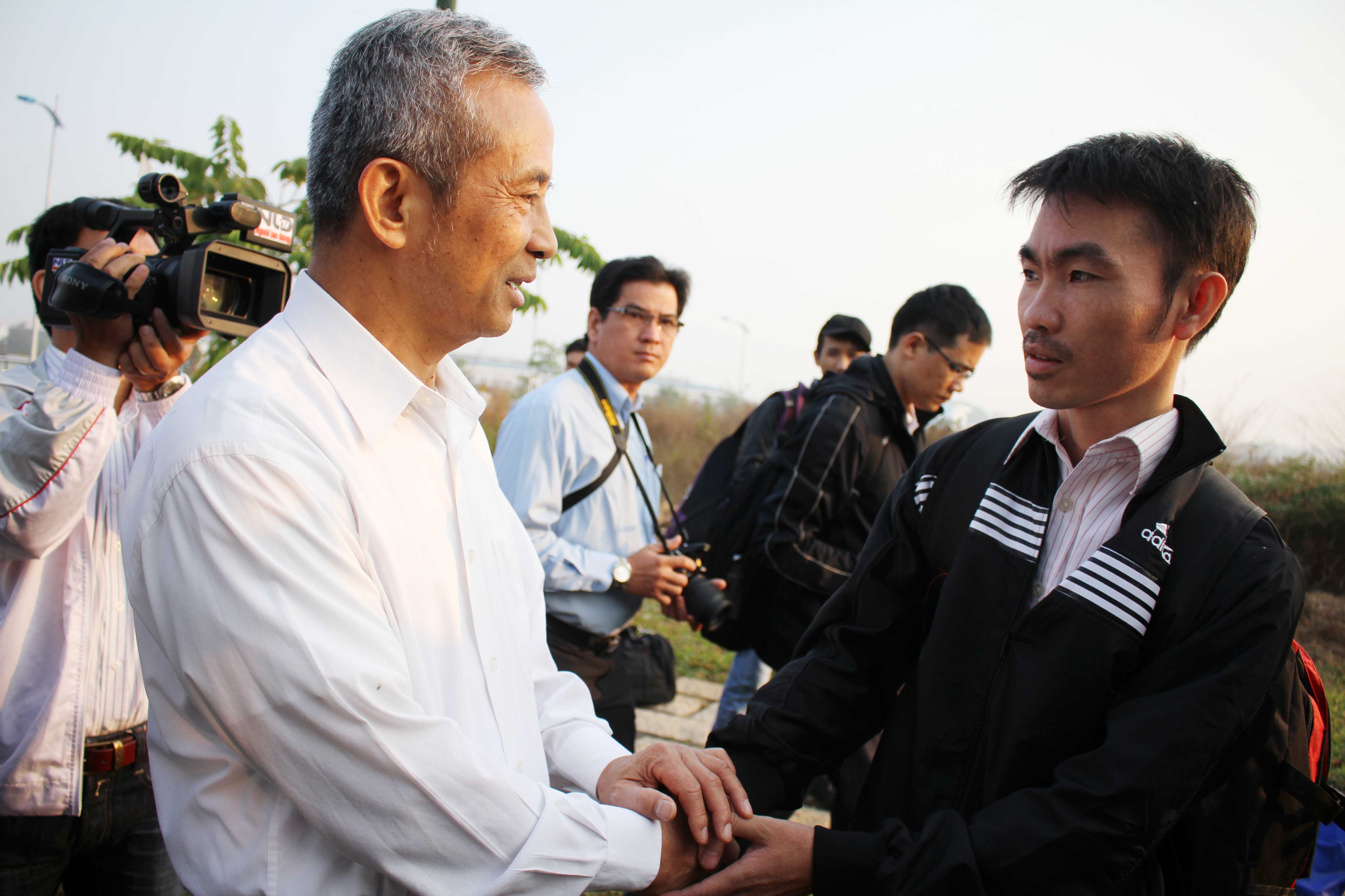 &Ocirc;ng Đặng Ngọc T&ugrave;ng, Ủy vi&ecirc;n Trung ương Đảng, Chủ tịch Tổng LĐLĐ Việt Nam, bắt tay động vi&ecirc;n c&ocirc;ng nh&acirc;n về qu&ecirc; ăn Tết