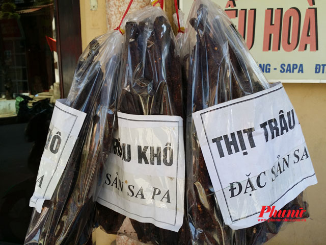 L&ecirc;n Sa Pa du kh&aacute;ch c&oacute; thể mua thịt tr&acirc;u sấy kh&ocirc;. Thịt được b&agrave;y b&aacute;n kh&aacute; nhiều tại Sa Pa, gi&aacute; khoảng 800.000-1.000.000 đồng/kg t&ugrave;y chất lượng của thịt tr&acirc;u khi sấy.