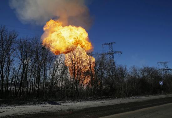 Khói lửa giao tranh ở Debaltseve ngày 17-2. Ảnh: Reuters