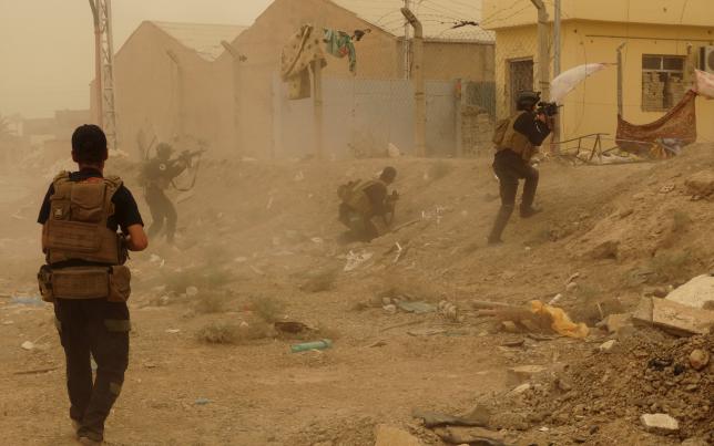 Binh l&iacute;nh Iraq bảo vệ Ramadi h&ocirc;m 14-5. Ảnh: Reuters