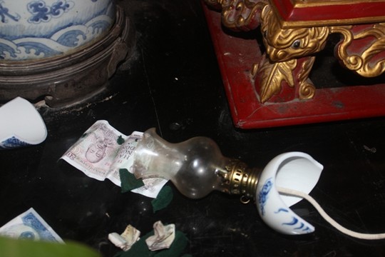 Nhiều người c&ograve;n cướp lộc, cướp hoa ph&aacute; vỡ cả c&aacute;c đồ thờ c&uacute;ng