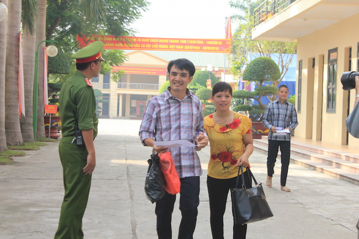 Một người vợ o&agrave; kh&oacute;c đ&oacute;n chồng trước cổng trại giam