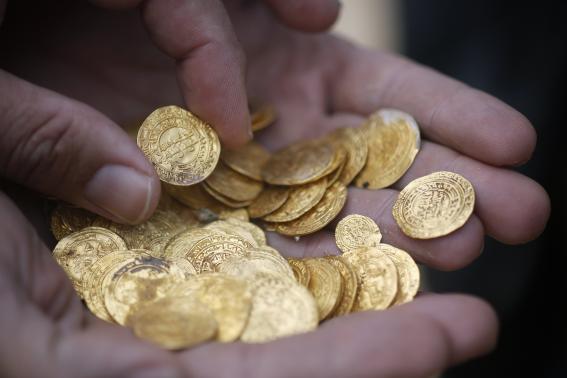 Tổng cộng khoảng 2.000 đồng xu đ&atilde; được đưa l&ecirc;n bờ. Ảnh: Reuters