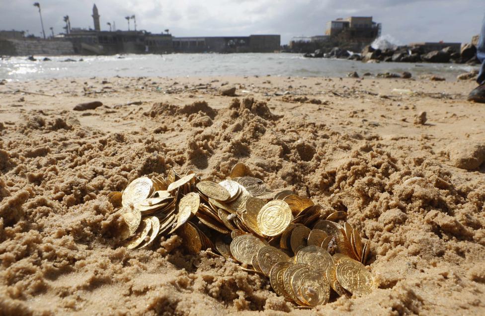 Số xu v&agrave;ng cổ t&igrave;m thấy ngo&agrave;i khơi Caesarea, ph&iacute;a Bắc Tel Aviv - Israel được trưng b&agrave;y h&ocirc;m 18-2. Ảnh: Reuters
