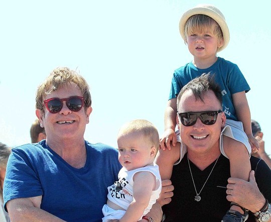 Elton John khởi kiện báo Pháp tung tin “vịt”