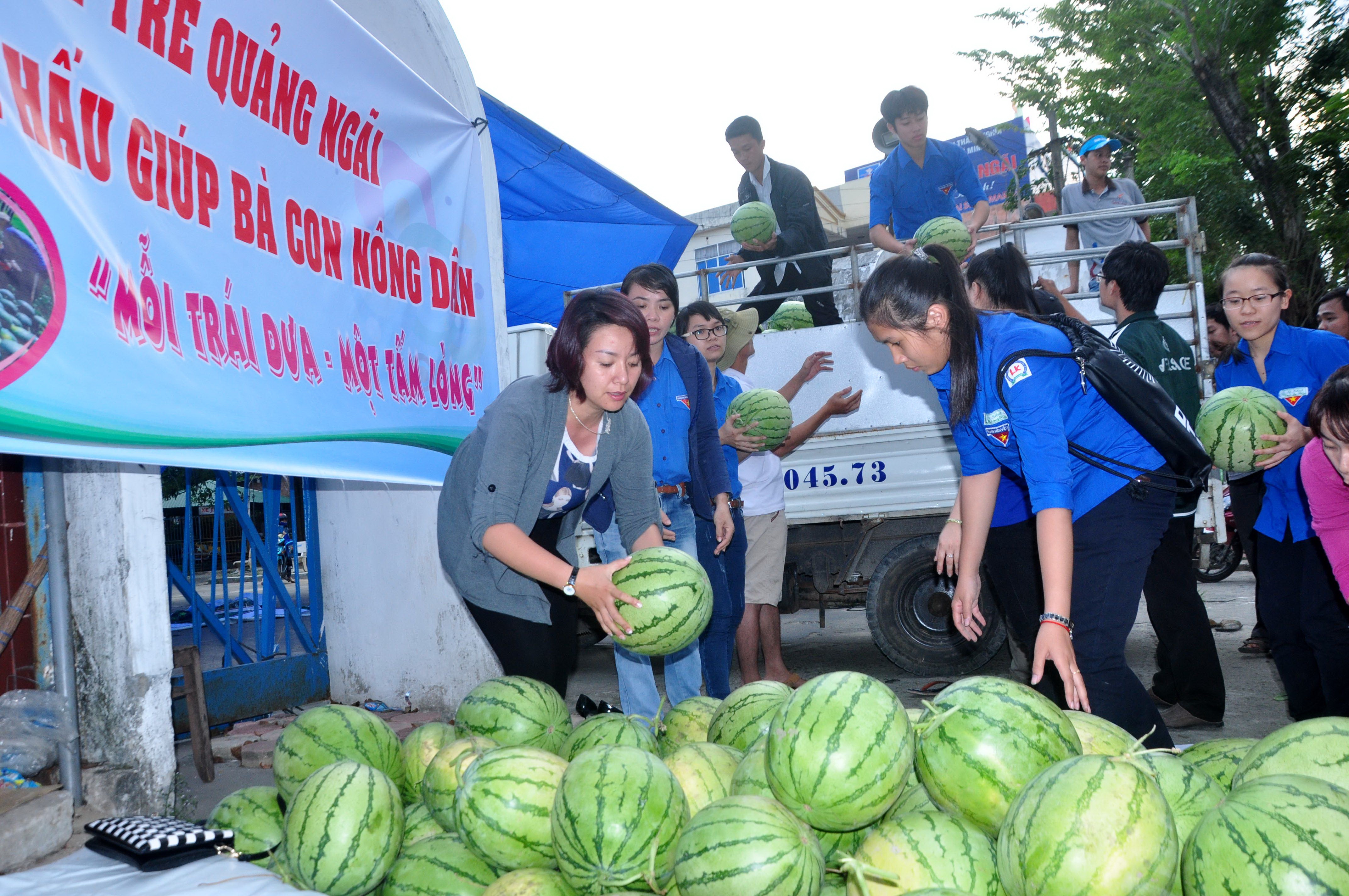 Tỉnh đo&agrave;n Quảng Ng&atilde;i b&aacute;n dưa hấu gi&uacute;p b&agrave; con n&ocirc;ng d&acirc;n Quảng Ng&atilde;i. Ảnh: T.Trực