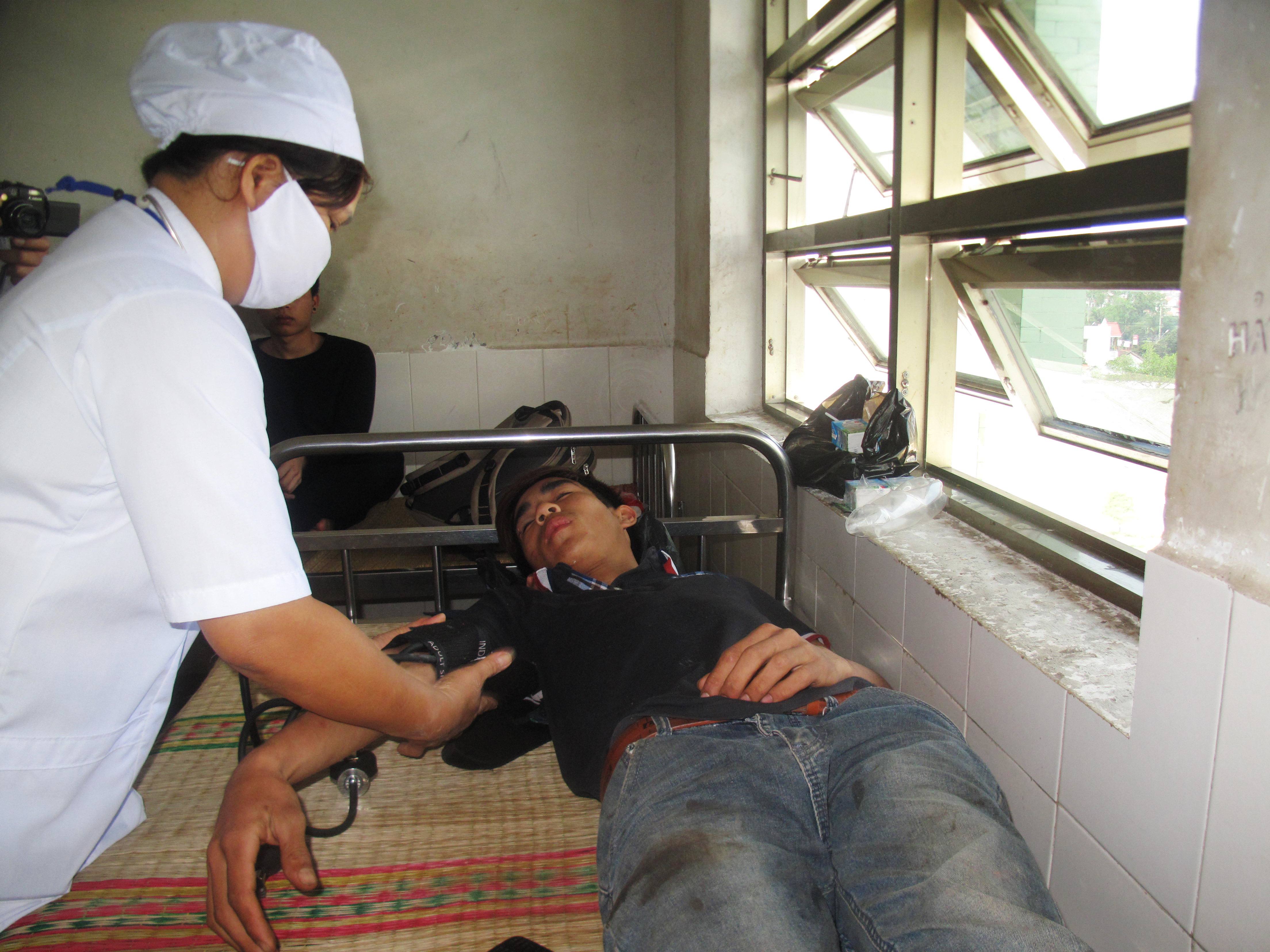 Anh Trương Văn Hải đang được c&aacute;c y b&aacute;c sĩ Bệnh viện đa khoa tỉnh Ph&uacute; Y&ecirc;n chăm s&oacute;c