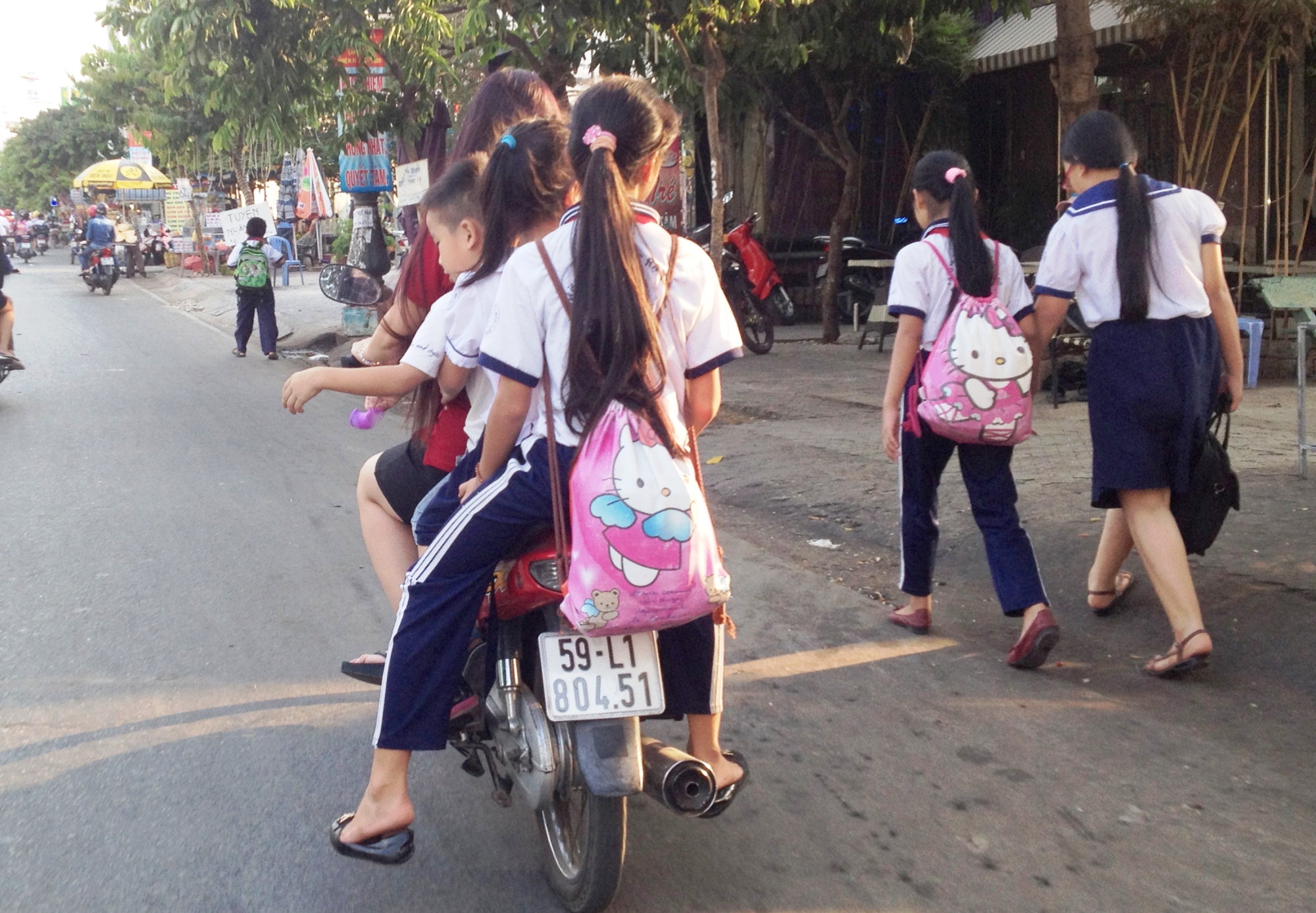 Kh&ocirc;ng những kh&ocirc;ng thực hiện đội MBH m&agrave; c&ograve;n chở ba tr&ecirc;n xe gắn m&aacute;y.