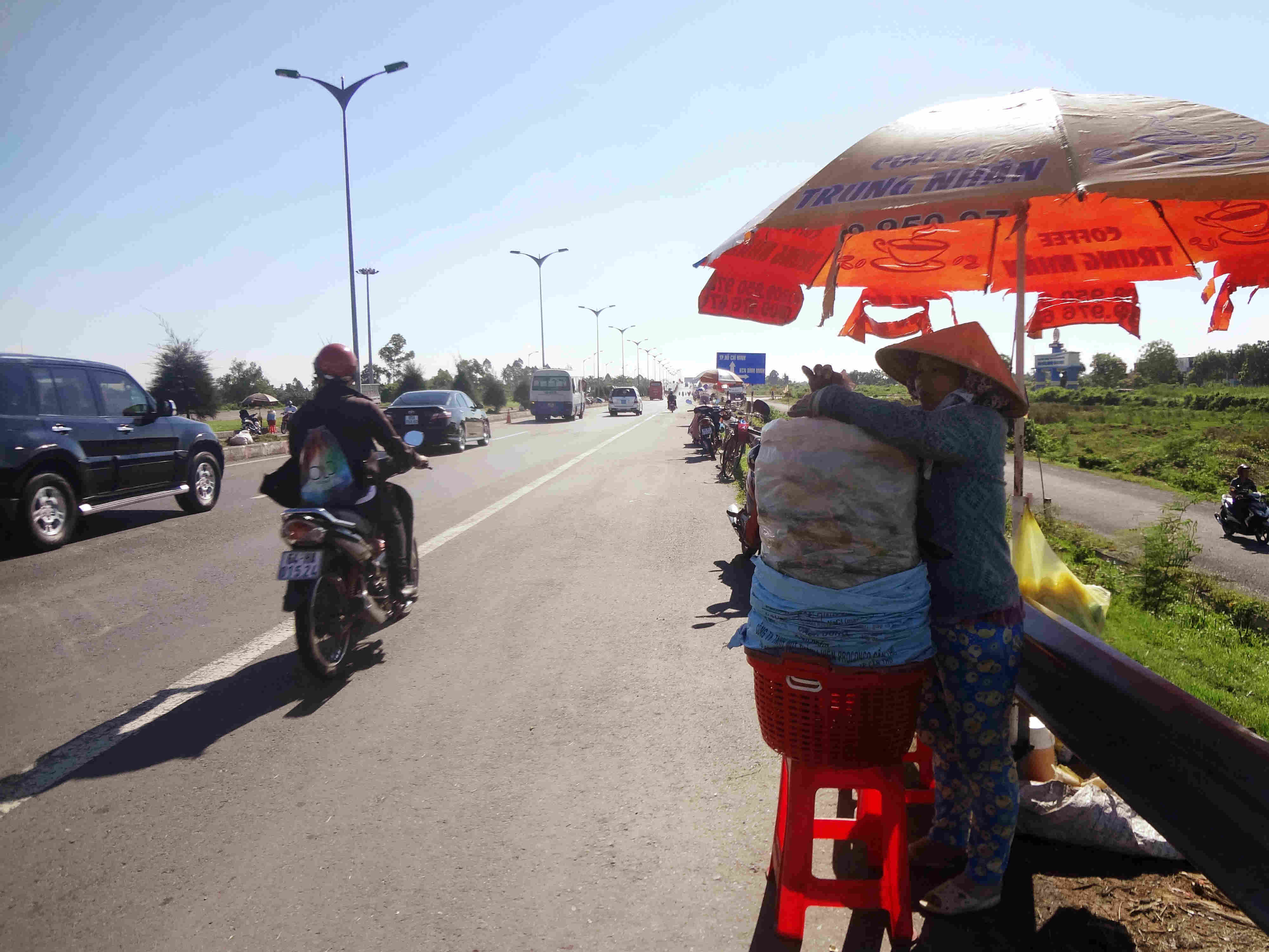 B&aacute;n bắp nấu ở đường dẫn cầu Cần Thơ tuy đắt h&agrave;ng nhưng rất nguy hiểm
