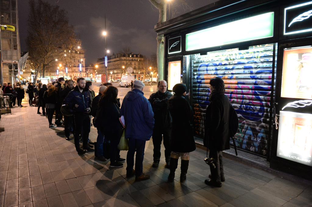 Người d&acirc;n xếp h&agrave;ng mua số b&aacute;o mới của Charlie Hebdo ở thủ đ&ocirc; Paris. Ảnh: Twitter
