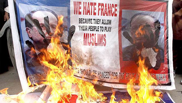 Hình nộm của Tổng thống Pháp Francois Hollande bị đốt ở Pakistan. Ảnh: Reuters