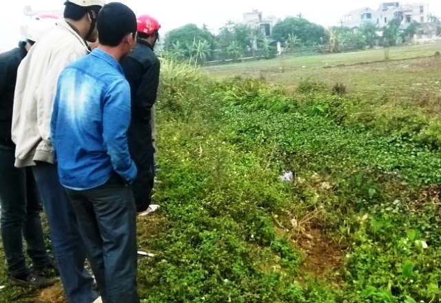 Mương nước nơi người dân phát hiện xác chết của nam thanh niên và chiếc xe máy