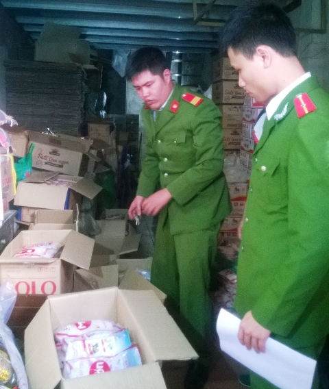 Sản xuất hàng ngàn gói hạt nêm, mì chính giả từ hàng Trung Quốc