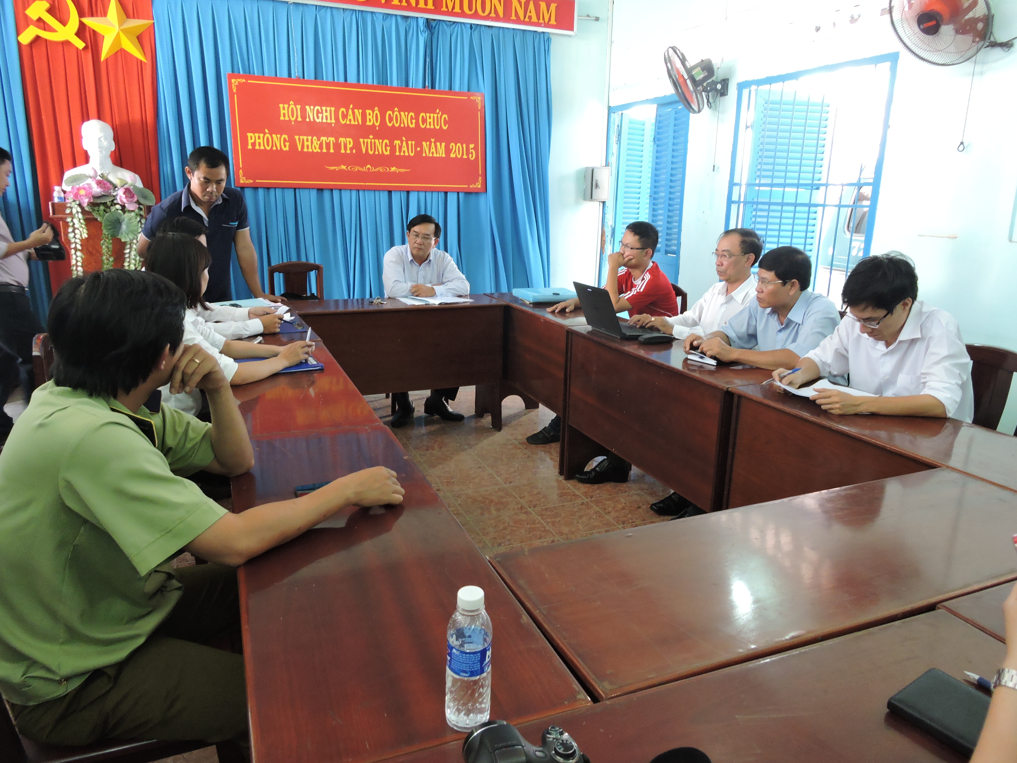 Đo&agrave;n kiểm tra li&ecirc;n ng&agrave;nh l&agrave;m việc với chủ qu&aacute;n H&agrave;o Long Sơn