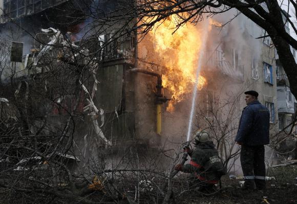 Một ng&ocirc;i nh&agrave; ở Donetsk bị tr&uacute;ng ph&aacute;o k&iacute;ch. Ảnh: Reuters