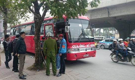Lái xe và phụ xe đang làm việc với cơ quan chức năng