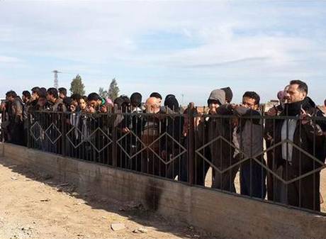 Đám đông đứng xem cảnh hành quyết ở vùng nông thôn TP Raqqa. Ảnh: Independent