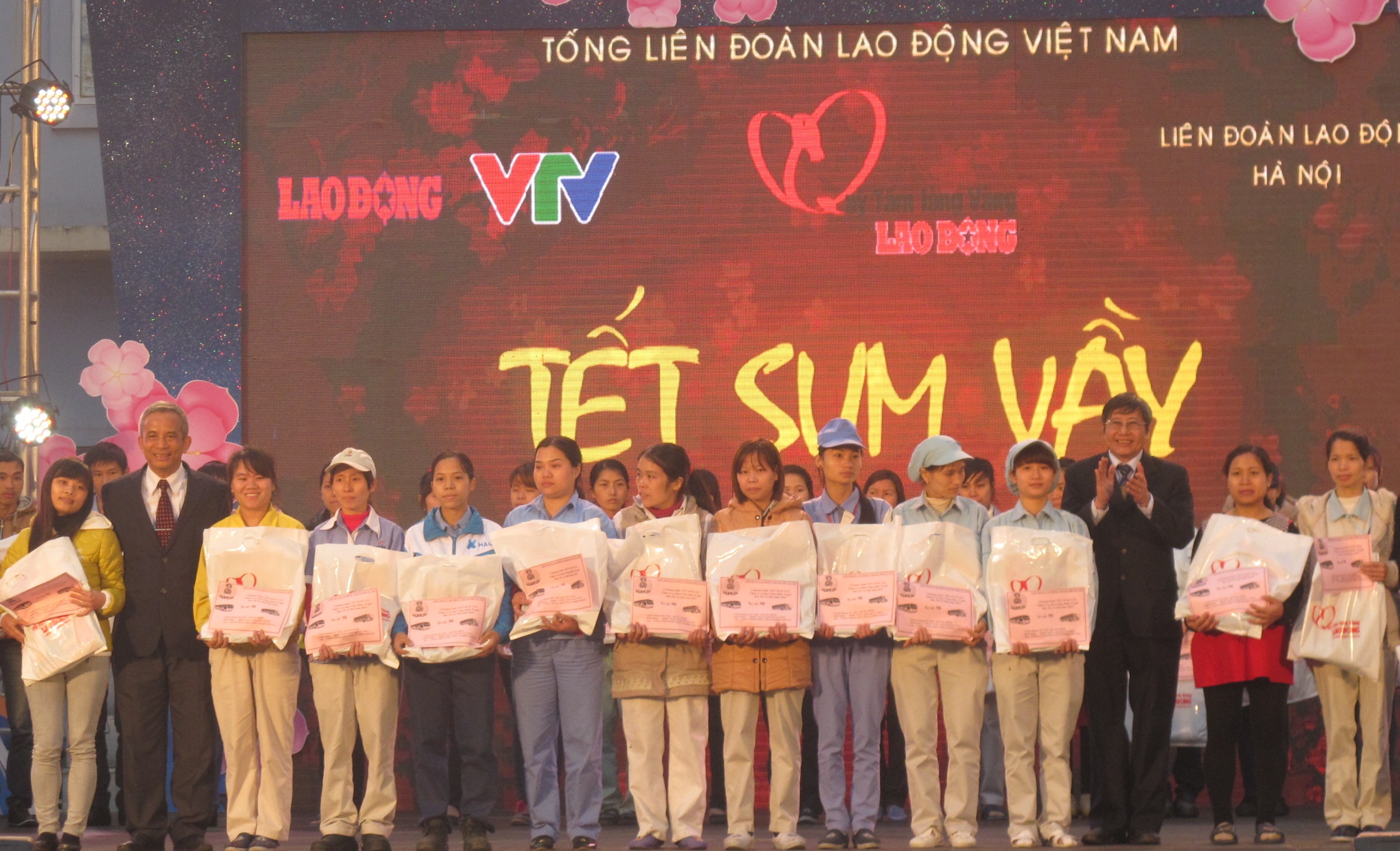 Chủ tịch Tổng LĐLĐ Việt Nam Đặng Ngọc T&ugrave;ng v&agrave; Ph&oacute; Chủ tịch Thường trực Tổng LĐLĐ Việt Nam Trần Thanh Hải tặng v&eacute; xe v&agrave; qu&agrave; Tết cho c&ocirc;ng nh&acirc;n. ảnh Văn Duẩn