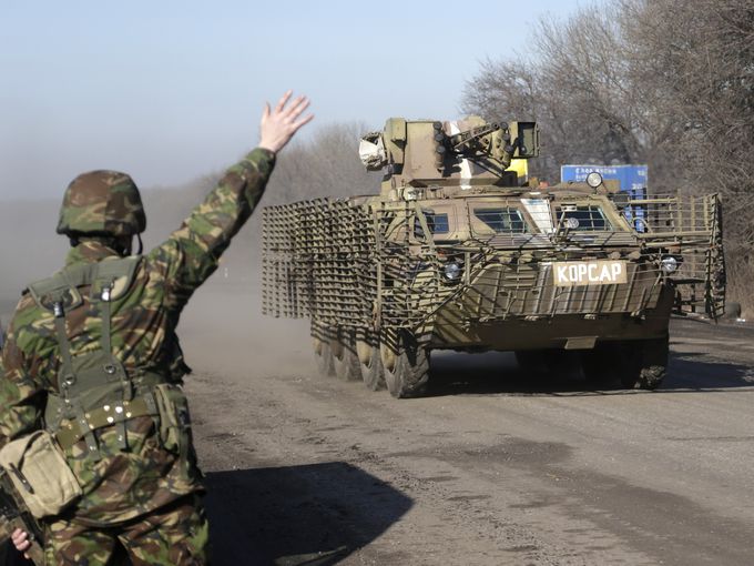 Binh sĩ Ukraine tr&ecirc;n tuyến quốc lộ dẫn v&agrave;o thị trấn Debaltseve. Ảnh: AP