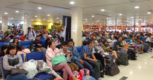 H&agrave;nh kh&aacute;ch chờ l&ecirc;n m&aacute;y bay ở T&acirc;n Sơn Nhất