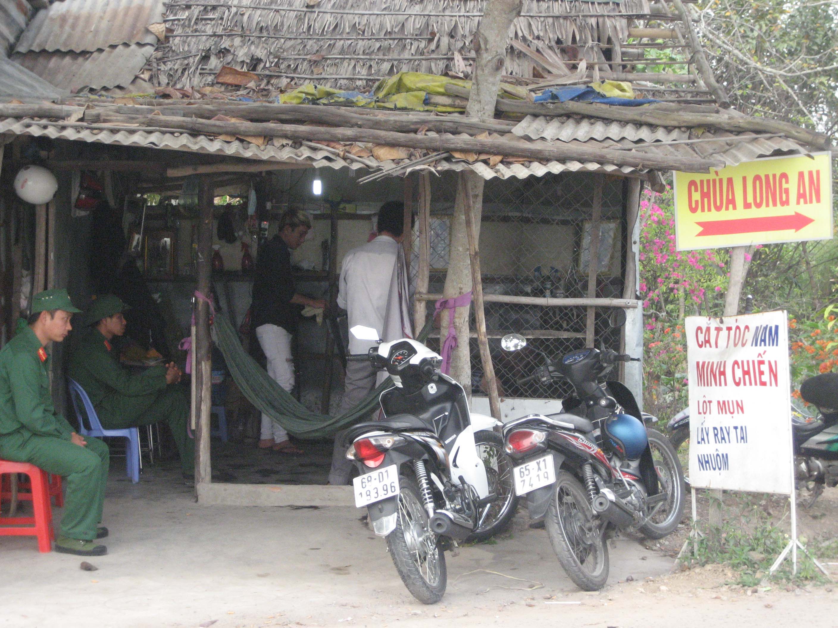 Trước khi về với gia đ&igrave;nh, mấy anh bộ đội cũng tranh thủ gh&eacute; tiệm hớt lại m&aacute;i đầu
