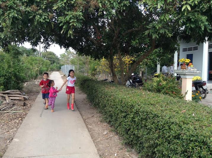 C&oacute; lẽ nhờ m&oacute;n g&agrave; n&ograve;i hầm sả m&agrave; c&aacute;i c&ugrave; lao xa x&ocirc;i tr&ecirc;n s&ocirc;ng Tiền đ&atilde; trở th&agrave;nh chốn th&acirc;n quen
