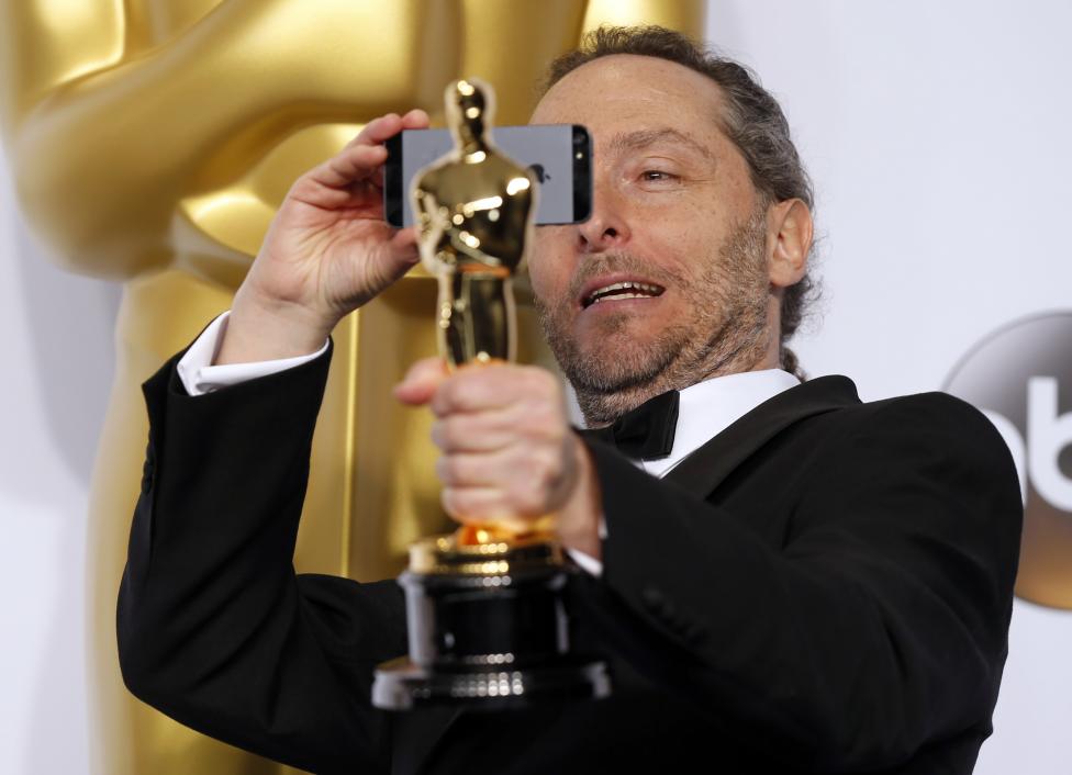 Emmanuel Lubezki chụp lại tượng v&agrave;ng Oscar