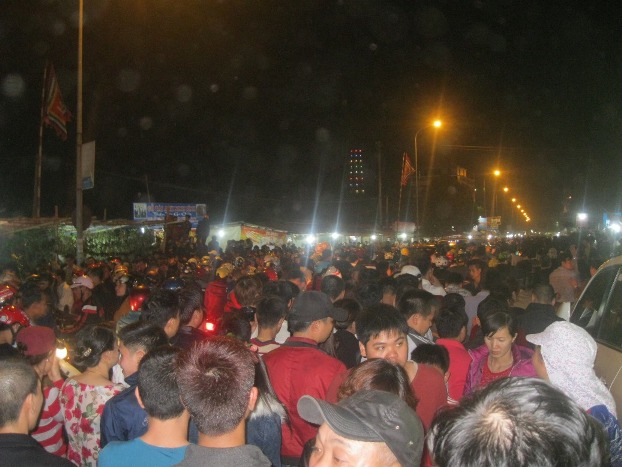 Dòng người kéo dài hàng kilomet chen l&acirc;́n, x&ocirc; đ&acirc;̉y nhau