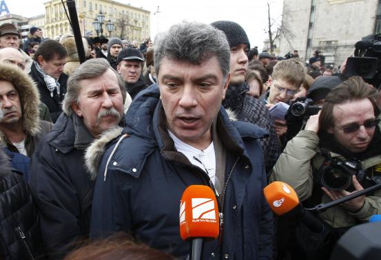 &Ocirc;ng Nemtsov ph&aacute;t biểu trước người biểu t&igrave;nh năm 2012. Ảnh: Reuters