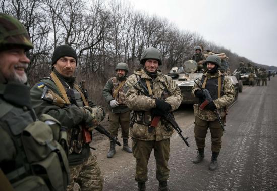 Lực lượng Kiev rút khỏi Debaltseve ngày 26-2. Ảnh: Reuters