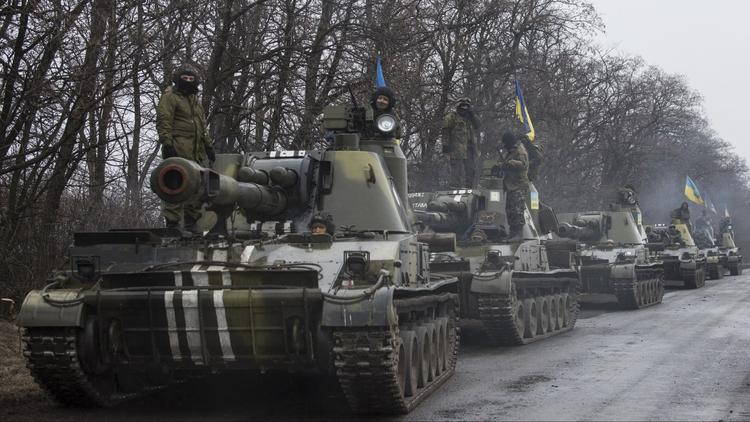 Qu&acirc;n đội Ukraine di chuyển b&ecirc;n ngo&agrave;i TP Donetsk h&ocirc;m 4-3. Ảnh: AP