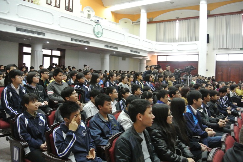 C&aacute;c sinh vi&ecirc;n lắng nghe b&agrave;i ph&aacute;t biểu của Đại sứ