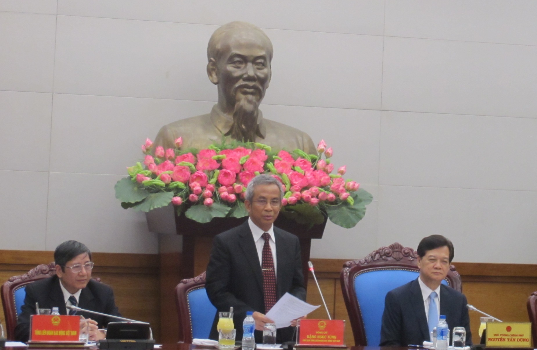 &Ocirc;ng Đặng Ngọc T&ugrave;ng (giữa) ph&aacute;t biểu tại buổi l&agrave;m việc. ảnh Văn Duẩn