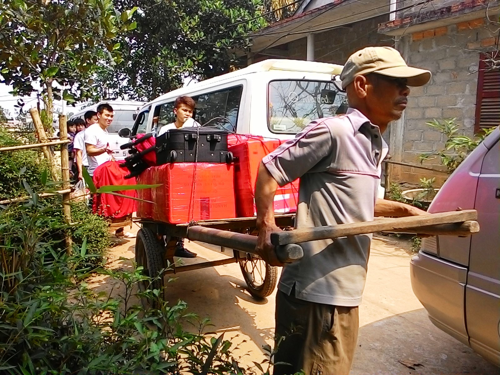 H&agrave;nh kh&aacute;ch mang h&agrave;nh l&yacute; tới ga Mỹ Ch&aacute;nh để tiếp tục h&agrave;nh tr&igrave;nh.