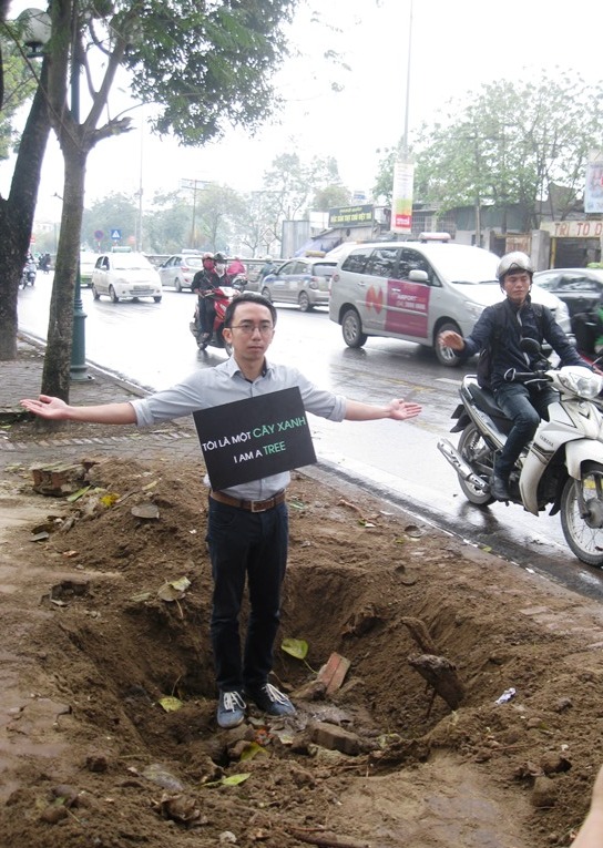 Anh Tuấn cho biết l&agrave; một kiến tr&uacute;c sư, với vi&ecirc;̣c làm này, anh mong mọi người hãy cùng nhau bảo v&ecirc;̣ &ldquo;lá ph&ocirc;̉i&rdquo; thành ph&ocirc;́