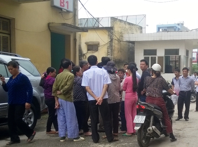 Người d&acirc;n tụ tập trước cổng nh&agrave; kh&aacute;c 25A theo d&otilde;i cơ quan chức năng kh&aacute;m nghiệm hiện trường