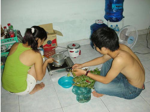 Chẳng biết họ làm gì trong đó mà cứ ịch đụi...