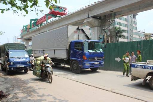 Chiếc xe tải lớn cán qua người nạn nhân