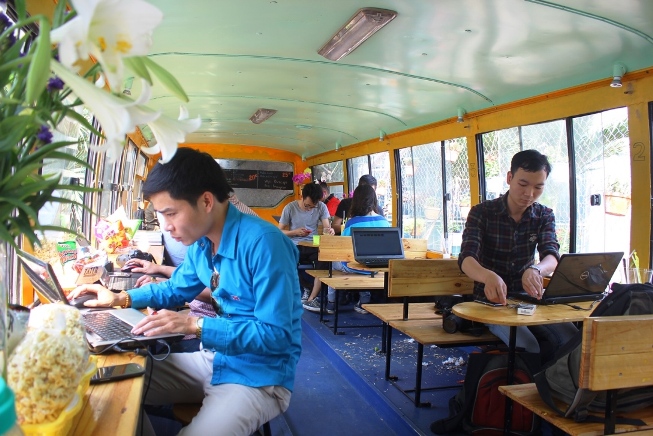 Nhi&ecirc;̀u bạn trẻ đ&ecirc;́n quán cà ph&ecirc; này đọc sách và làm vi&ecirc;̣c 