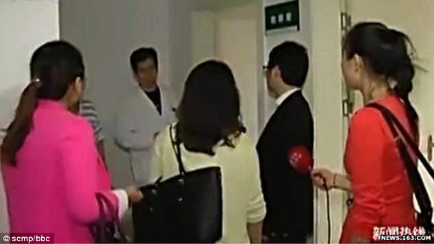 C&aacute;c c&ocirc; g&aacute;i đến bệnh viện thăm Yuan. Ảnh: SCMP