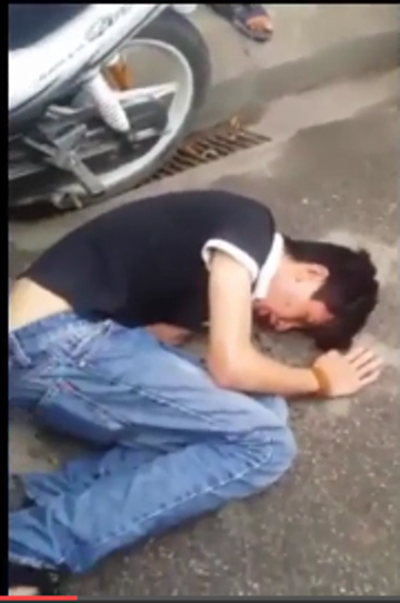 Nam thanh ni&ecirc;n vi phạm giao th&ocirc;ng bị đ&aacute;nh g&atilde;y răng cửa, ngất lim tr&ecirc;n đường. Ảnh cắt từ clip