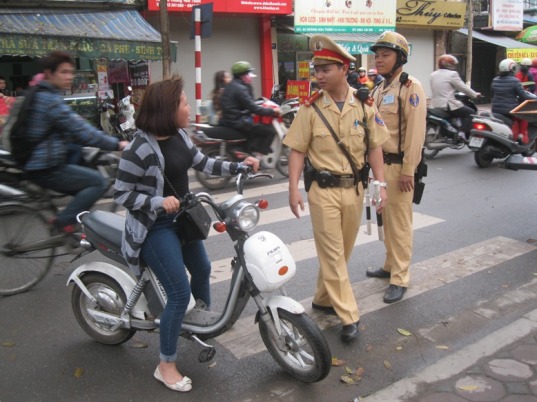 Y&ecirc;u cầu người đi xe đạp điện kh&ocirc;ng đội mũ bảo hiểm về vị tr&iacute; xử l&yacute; vi phạm