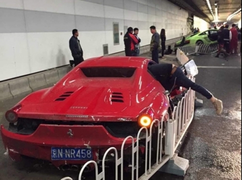 Chiếc Ferrari bị hỏng mặt bên và phía sau. Ảnh: SCMP