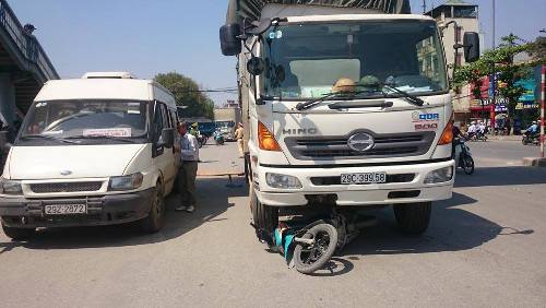 Chiếc xe của nạn nh&acirc;n bị cuốn v&agrave;o gầm xe tải